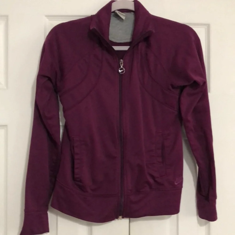 Nike girls full zip jacket size 4-6 plum purple color. Fall school FINAL‎ PRICE